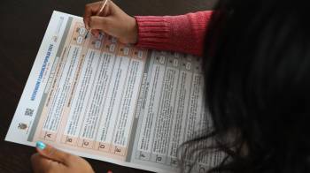 Fotografía de archivo de una papeleta que muestra las preguntas del referendum, a realizarse el próximo 21 de abril, este lunes en Quito (Ecuador).