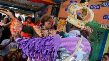 Una pareja baila durante el 14.º Festival de Diablos y Congos: Raíces, Tambores y Danzas.