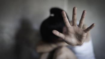 La violencia de género puede darse de tres formas: psicológica, verbal y física, siendo en el 90 % de los casos el orden cronológico exacto en que se presenta.
