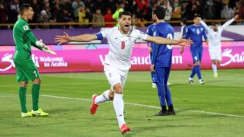 El jugador iraní Mehdi Taremi celebra el 1-1 durante el partido de clasificación para el Mundial jugado por Irán y Uzbekistán en Teherán, Irán.