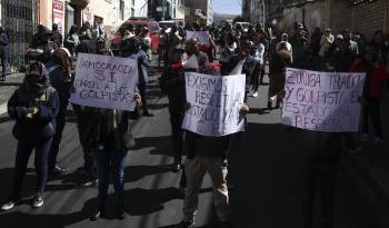 Ciudadano afines al Gobierno del presidente de Bolivia, Luis Arce, sostienen carteles este viernes, en la ciudad de La Paz (Bolivia).