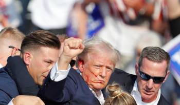 Trump, con una herida en la oreja derecha.