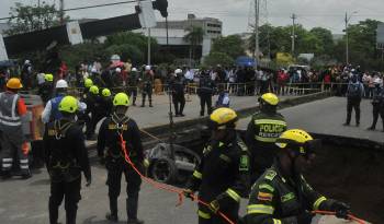 Dos automóviles y una motocicleta cayeron al vacío por el desplome de un tramo de la estructura que conduce de Barranquilla al aeropuerto local Ernesto Cortissoz.