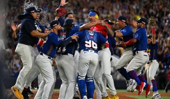 El primer título del Caribe de los Tiburones fue también una revancha nacional por la derrota de los Leones del Caracas frente a los Tigres del Licey.