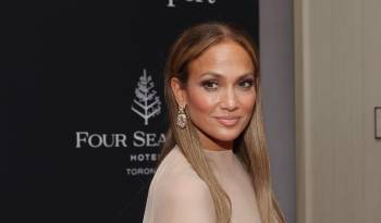 Jennifer López asiste a la fiesta Road to the Golden Globes durante el Festival Internacional de Cine de Toronto 2024 en el Four Seasons Hotel Toronto el 7 de septiembre de 2024 en Toronto, Ontario
