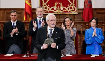 Luis Mateo Diez recibe el aplauso de la mesa principal y de la audiencia al recibir el premio Cervantes.