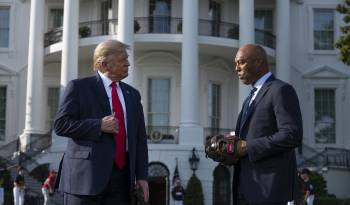 El presidente Donald Trump (izq.) junto con el ex beisbolista Mariano Rivera.