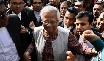 El Nobel de la Paz, Muhammad Yunus, camino a la corte en Dhaka, Bangladesh.