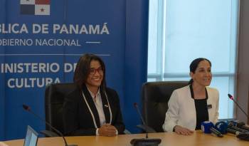 La ministra de Cultura saliente, Giselle González Villarrué junto a la ministra de Cultura designada, María Eugenia Herrera.