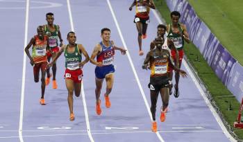 El atleta ugandés Joshua Cheptegei (d) .