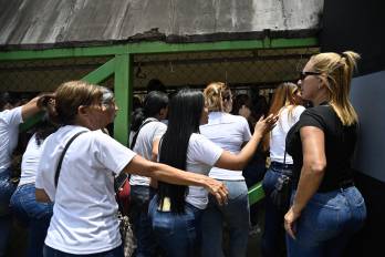 Familiares de reclusos esperan noticias de sus seres queridos a las afueras de la prisión de Yare, en San Francisco de Yare, estado Miranda, Venezuela.