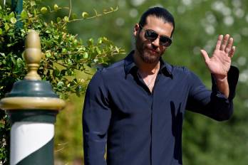 Can Yaman, famoso por telenovelas de éxito internacional, como Pájaro soñador, Sandokan, El Turco y Viola come il mare.