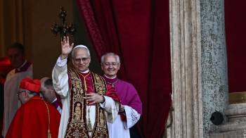 El papa León XIV saludando a los feligreses en la Ciudad del Vaticano.
