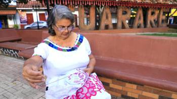 Elia Córdoba de Espino se especializa en polleras caladas.