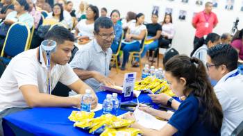 Personal del Mitradel atienden a las personas que asistieron a los reclutamientos focalizados en las provincias de Herera, Colón y Panamá.