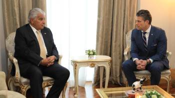 Fotografía cedida por la presidencia de Panamá del presidente de Panamá, José Raúl Mulino (i) hablando con el secretario de Defensa de Estados Unidos, Pete Hegseth, durante un encuentro este martes, en Ciudad de Panamá.
