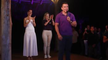 El presidente de Ecuador y candidato a la reelección, Daniel Noboa (d), habla junto a su esposa Lavinia Valbonesi (i) y su madre Annabella Azín Arce luego de conocer los resultados electorales este domingo, en Olón (Ecuador).