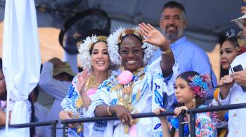 Ministra de Educación, Lucy Molinar, durante el Desfile de las Mil Polleras.