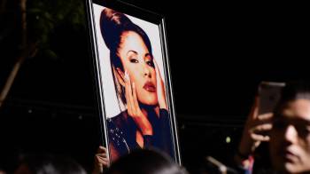 Fans llevan una foto de Selena Quintanilla durante una ceremonia en su honor.