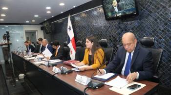 Comisión de Gobierno y Asuntos Constitucionales durante la discusión del proyecto de Ley de Amnistía.