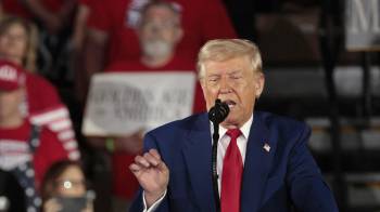 El presidente de Estados Unidos, Donald Trump, pronuncia su discurso por sus 100 días en el cargo en el Centro de Exposiciones Deportivas del Macomb County Community College en Warren, Michigan, el 29 de abril de 2025.