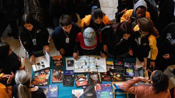Estudiantes visitando estands interactivos en el marco del Día de la Astronomía organizado por el Instituto de Física y Astronomía de la Universidad de Valparaíso en alianza con el Teatro Municipal de Viña del Mar, en Viña del Mar, Chile.