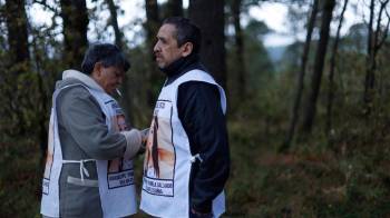 María del Carmen Volante (i) y Esteban Gallardo (d) padres de Guadalupe Pamela Gallardo, lideran busqueda en la zona del Ajusco, en Ciudad de México.
