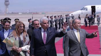 Mulino está acompañado por la primera dama, Maricel Cohen de Mulino; el canciller, Javier Martínez-Acha, entre otros.