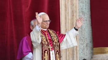 El nuevo papa León XIV, el cardenal estadounidense Roberto Francisco Prevost, bendice a los fieles desde el balcón de la Basílica de San Pedro en el Vaticano, el pasado 8 de mayo de 2025.
