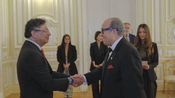 El presidente de Colombia, Gustavo Petro, y el embajador de Panamá en el país suramericano, Mario Boyd Galindo.