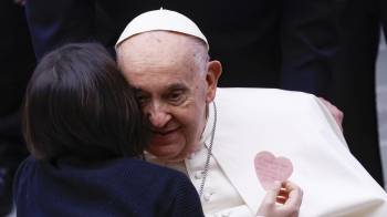 Un niño abraza al Papa Francisco durante una audiencia especial.