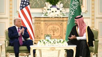 El presidente de Estados Unidos, Donald Trump, y el príncipe heredero saudí, Mohammed bin Salman, aplauden tras la firma de acuerdos durante una reunión bilateral en Riad el 13 de mayo de 2025.