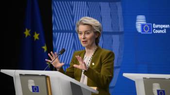 La presidenta de la Comisión Europea, Ursula von der Leyen, se dirige a los medios tras la Cumbre de la Unión Europea en Bruselas el 20 de marzo de 2025.