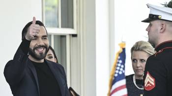 El presidente de El Salvador, Nayib Bukele, saluda con el pulgar al despedirse tras reunirse con el presidente estadounidense, Donald Trump, en la Casa Blanca, Washington D. C., el 14 de abril de 2025.