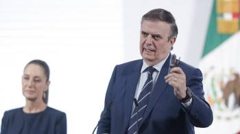 El secretario de Economía, Marcelo Ebrard, junto a la presidenta de México, Claudia Sheinbaum, cuando informaban sobre incrementar el número de productos etiquetados como Hecho en México.