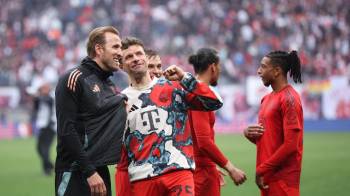 Los jugadores del Bayern Múnich, Harry Kane (izq.) y Thomas Müller.