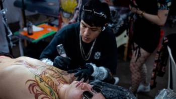Decenas de artistas de Costa Rica, El Salvador, México y Colombia, se dieron cita para la décima edición de la ExpoTatto donde se espera que sean tatuadas cientos de piezas nuevas.