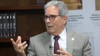 Fernando Boyd Galindo, ministro de Salud, habla sobre el Seguro Social, medicamentos, telemedicina y seguridad dentro de los hospitales.