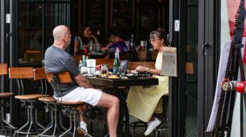Turistas disfrutando de un restaurante en la ciudad capital panameña.