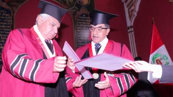 El presidente de la República recibiendo el título de doctor ‘honoris causa’.