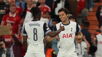 Los jugadores del Tottenham Brennan Johnson (der.) e Yves Bissouma celebran tras marcar ante el Manchester United.