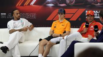El inglés Lewis Hamilton (i.), el australiano Oscar Piastri, de McLaren (c.) y el español Carlos Sainz.
