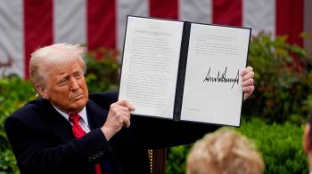 El presidente Donald Trump muestra su Orden Ejecutiva sobre los nuevos aranceles.