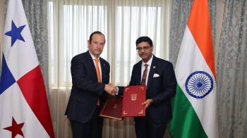 El canciller panameño Javier Martínez - Acha y el embajador de India en Panamá Sumit Seth