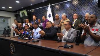 Asociación de servidores públicos de la carrera del servicio legislativo en protesta al retraso de sus pagos debido a las auditorías realizadas en la Asamblea Nacional.