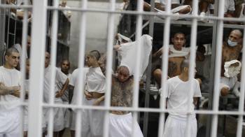 Fotografía de archivo, tomada en octubre 2023, en la que se registró a un grupo de presos en el Centro de Confinamiento para el Terrorismo (Cecot), en Tecoluca (El Salvador).