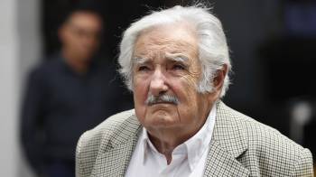 Mujica abandonando las armas por los votos, sin dejar sus ideales socialistas.
