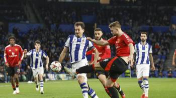 El centrocampista de la Real Sociedad Mikel Oyarzabal (izq.) y el defensa del Manchester United, Matthijs de Ligt.