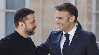 El presidente francés, Emmanuel Macron, recibe al presidente ucraniano, Volodímir Zelenski, a su llegada a una cumbre para la “coalición de los dispuestos” en el Palacio del Elíseo, en París, el 27 de marzo de 2025.