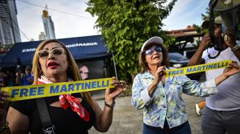 Seguidores del expresidente Martinelli gritan consignas a favor de su liberación mientras participan en una protesta fuera de la Embajada de Nicaragua, en La Alameda.